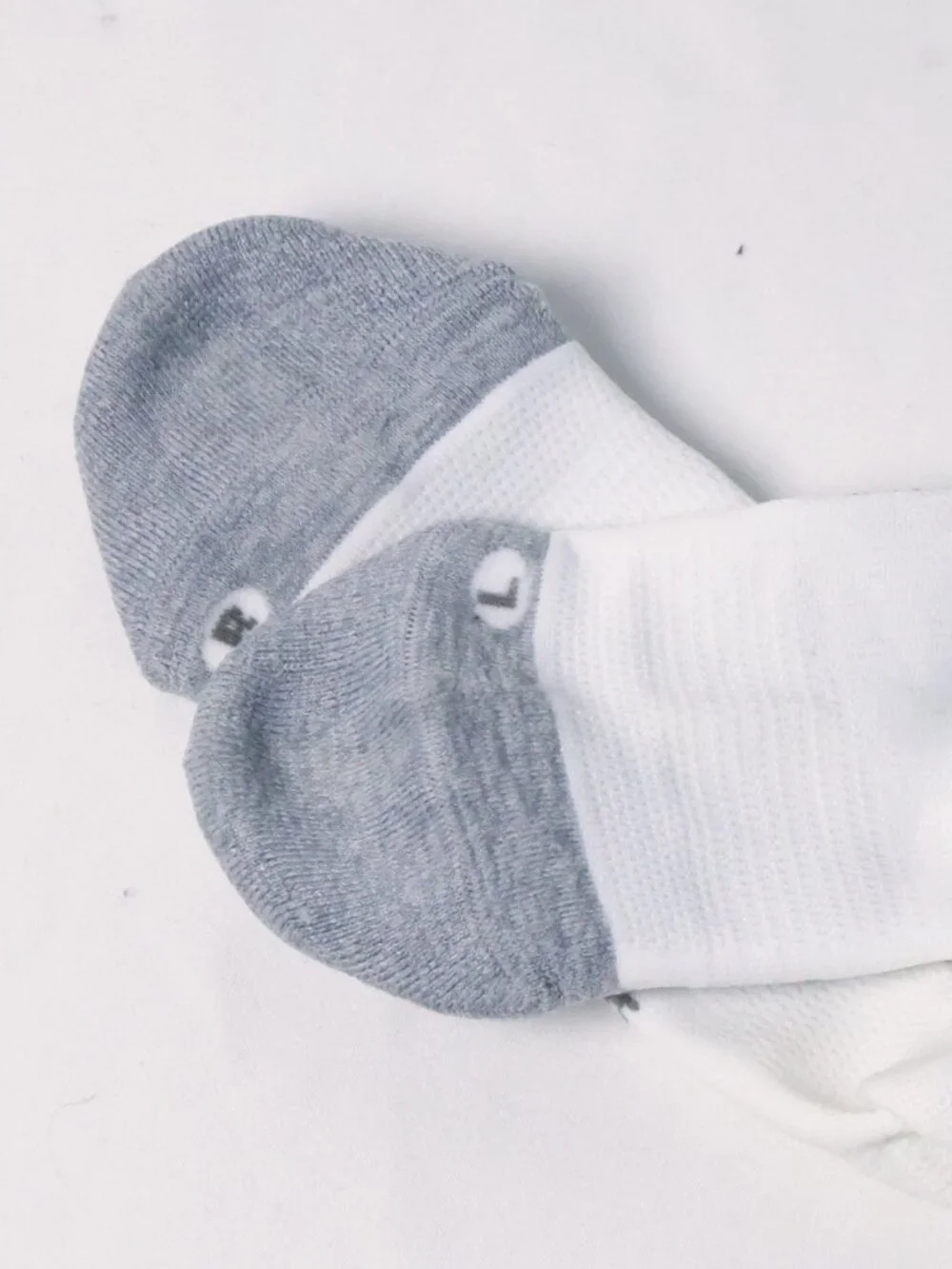 Size L | Feetures Ankle Socks White Gray Low Cut Socks